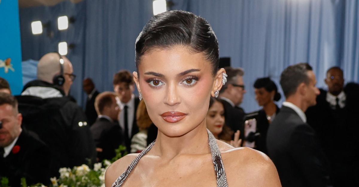 kylie jenner screams pain feet stuck stiletto heels  met gala